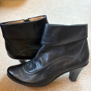 Sofft Black Leather Kitten Heel Ankle Boots Women’s Size 8, Excellent Condition